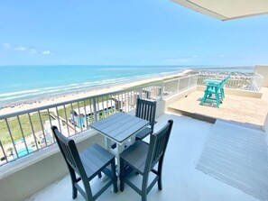 Outdoor dining - Space Deck - By GISO Vacation Rentals (South Padre Island)