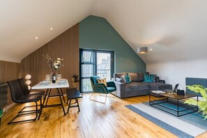 TV, stereo - Spacious 2 Bed Loft Apartment (Cardiff)