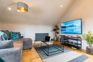 TV, stereo - Spacious 2 Bed Loft Apartment (Cardiff)