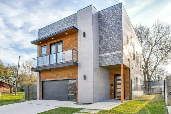 Exterior - HGTV’s House Hunters Dream: 4BR with Poker Table and Firepit (Dallas)