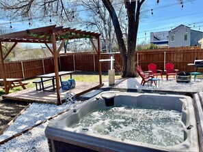 Outdoor dining - HGTV’s House Hunters Dream: 4BR with Poker Table and Firepit (Dallas)