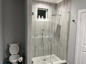 Dusche, Haartrockner, Handtücher, Seife