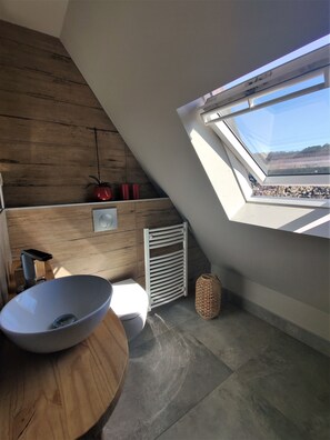 A modern bathroom with a skylight, wooden wall, and a large sink. - Estiva: La Maison Sunshine Piscine - Spa - Vue Grandiose (Lapeyrugue)