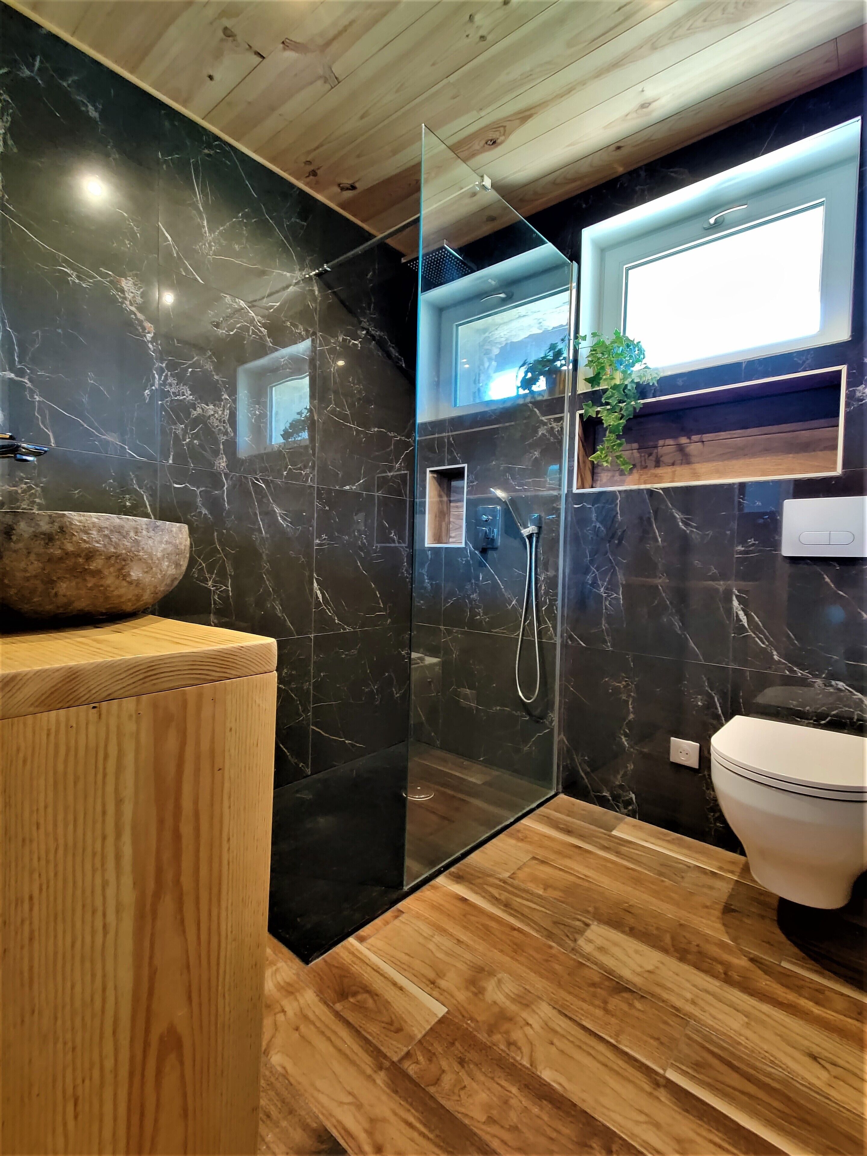 Een douche, een haardroger, handdoeken, toiletpapier
