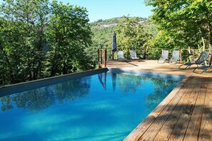 Una piscina al aire libre, una piscina climatizada