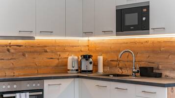 Een koelkast, een magnetron, een oven, een kookplaat