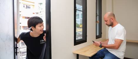 Dormitorio compartido Confort, solo para mujeres, para no fumadores, para personas alérgicas | Ropa de cama de alta calidad, camas con pillow-top y escritorio