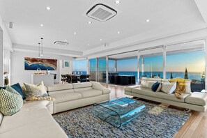 Fernseher, Bücher, Arbeitsbereiche