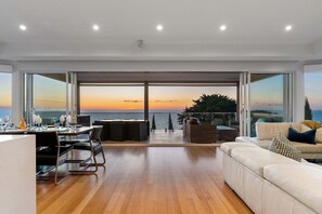 TV, books, offices - Hillside Luxe | Spa & Bay Views (Mount Martha)