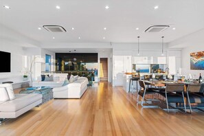 Outdoor dining - Hillside Luxe | Spa & Bay Views (Mount Martha)