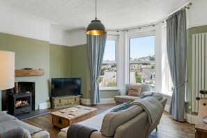 TV, fireplace, books, offices - Spacious House & Garden in Ilfracombe (Ilfracombe)