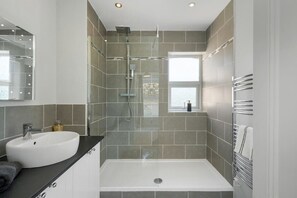 Bathtub, hair dryer, towels - Spacious House & Garden in Ilfracombe (Ilfracombe)