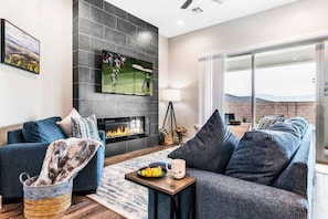 Smart TV, chimenea y libros