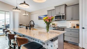 Réfrigérateur, micro-ondes, four, plaque de cuisson