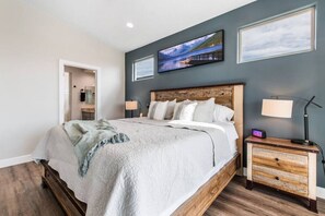 3 bedrooms, desk, iron/ironing board, travel cot