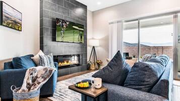 TV connectée, cheminée, livres