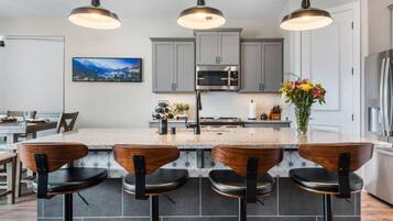 Réfrigérateur, micro-ondes, four, plaque de cuisson