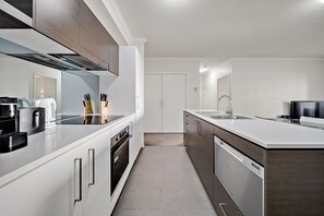 Kjøleskap, mikrobølgeovn, ovn og kokeplater