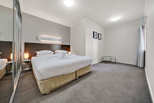 Comfy 2-Bed Near the Lake with Secure Parking