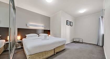 Comfy 2-Bed Near the Lake with Secure Parking