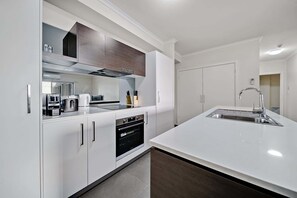 Cafetera y tetera, refrigerador, microondas y horno 
