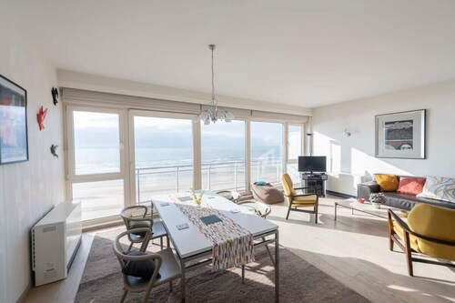 Seaview Apartment on the Beach - Free Parking!