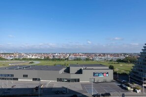 Un bâtiment moderne sur lequel est apposée une enseigne publicitaire pour un club de golf.