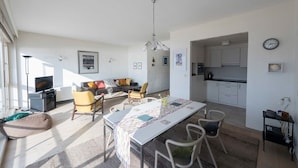 Un apartamento moderno con comedor, sala y cocina.