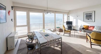 Seaview Apartment on the Beach - Free Parking!