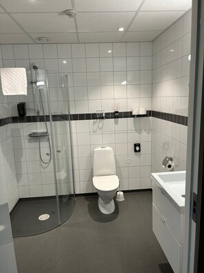 Comfort Double Room | Bathroom | Shower, rainfall showerhead, hair dryer, towels