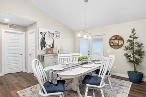 Dining - Travelers Paradise | NEW Home! (Williams)