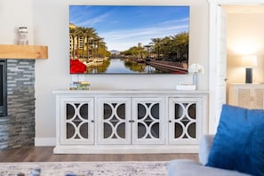 Smart TV, caminetto, libri