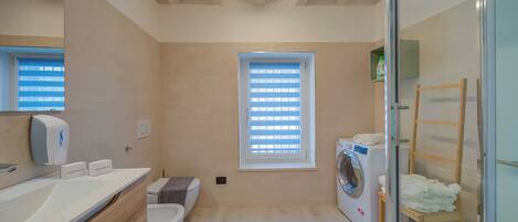 Standardlejlighed - flere soveværelser (Tulipano Apt - Palazzo Palermo 1817) | Badeværelse | Bruser, hårtørrer, bidet, håndklæder