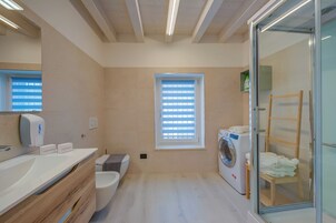 标准公寓, 多间卧室 (Tulipano Apt - Palazzo Palermo 1817) | 浴室 | 淋浴设施、吹风机、坐浴桶、毛巾
