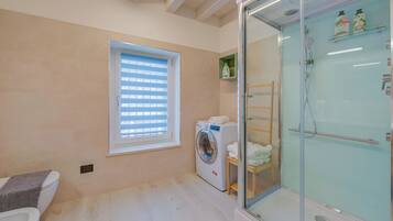 Standard Apartment, Multiple Bedrooms (Tulipano Apt - Palazzo Palermo 1817) | Bathroom