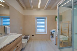 Standard Apartment, 2 Bedrooms (Tulipano Apt - Palazzo Palermo 1817) | Bathroom | Shower, hair dryer, bidet, towels