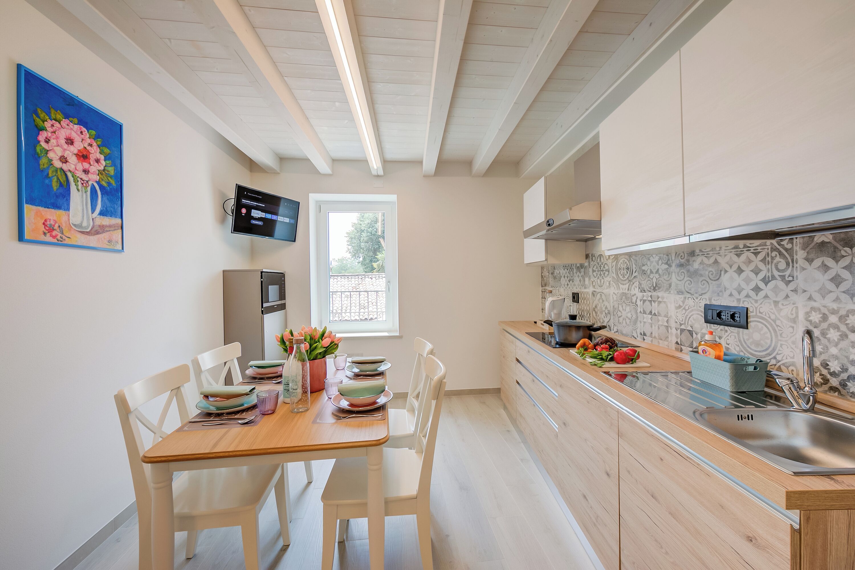 Een koelkast, een microgolfoven, een kookplaat, een vaatwasser