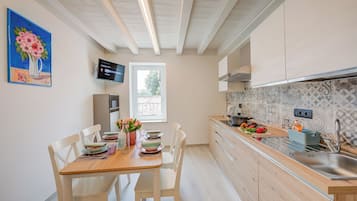 Fridge, microwave, stovetop, dishwasher