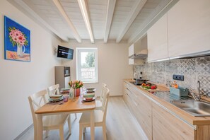 Fridge, microwave, stovetop, dishwasher - Tulipano Apt - Palazzo Palermo 1817 (Valeggio sul Mincio)