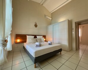 3 chambres, coffre-fort, bureau, fer et planche à repasser
