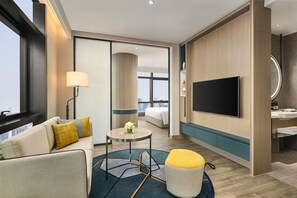 Suite estudio, 1 habitación, vistas a la ciudad (Habitat Corner View) | Minibar, caja fuerte, escritorio y tabla de planchar con plancha