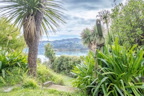 Property grounds - Birdsong Bliss - Takamatua Holiday Home (Takamatua)