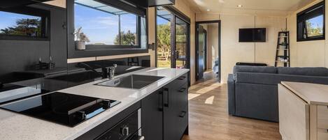 Een koelkast, een magnetron, een broodrooster