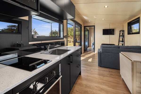 Frigorifero, microonde, tostapane, pentole/stoviglie/utensili