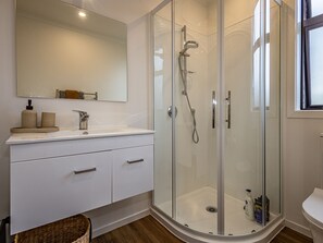 Shower - Rata Retreat - Ohakune Holiday Home (Ohakune)