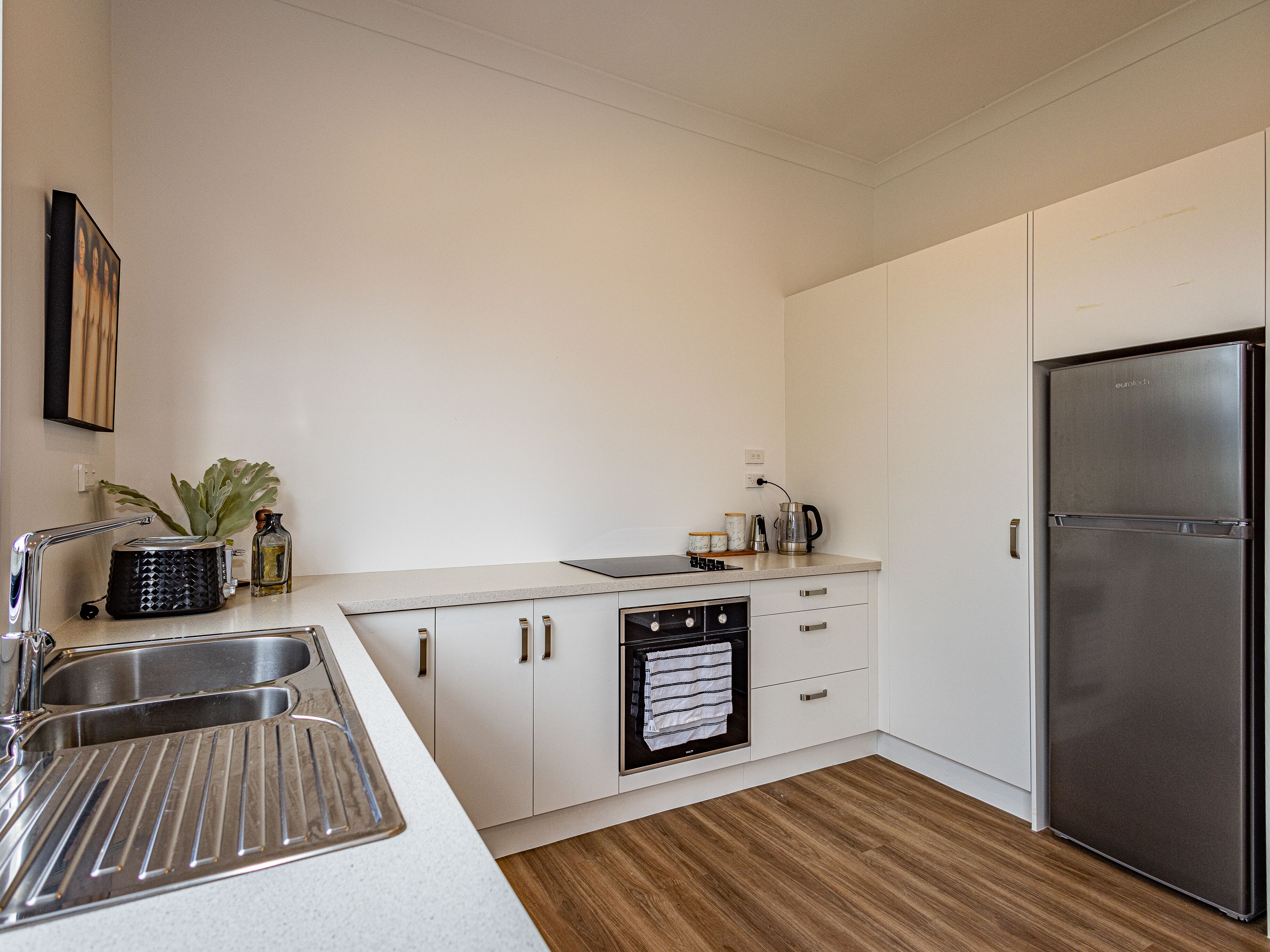 Refrigerador, lavavajillas, tostadora y utensilios de cocina 