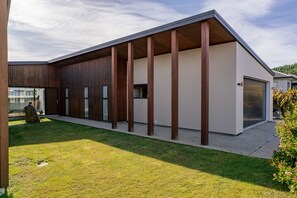 Exterior - Casa Central - Wanaka Holiday Home (Wanaka)