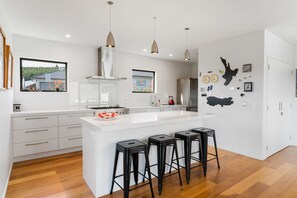 Fridge, microwave, dishwasher, coffee/tea maker - Casa Central - Wanaka Holiday Home (Wanaka)