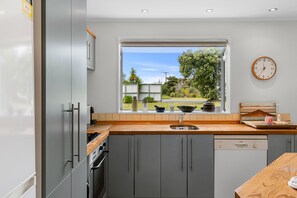 Kjøleskap, mikrobølgeovn, oppvaskmaskin og kaffetrakter/tekoker