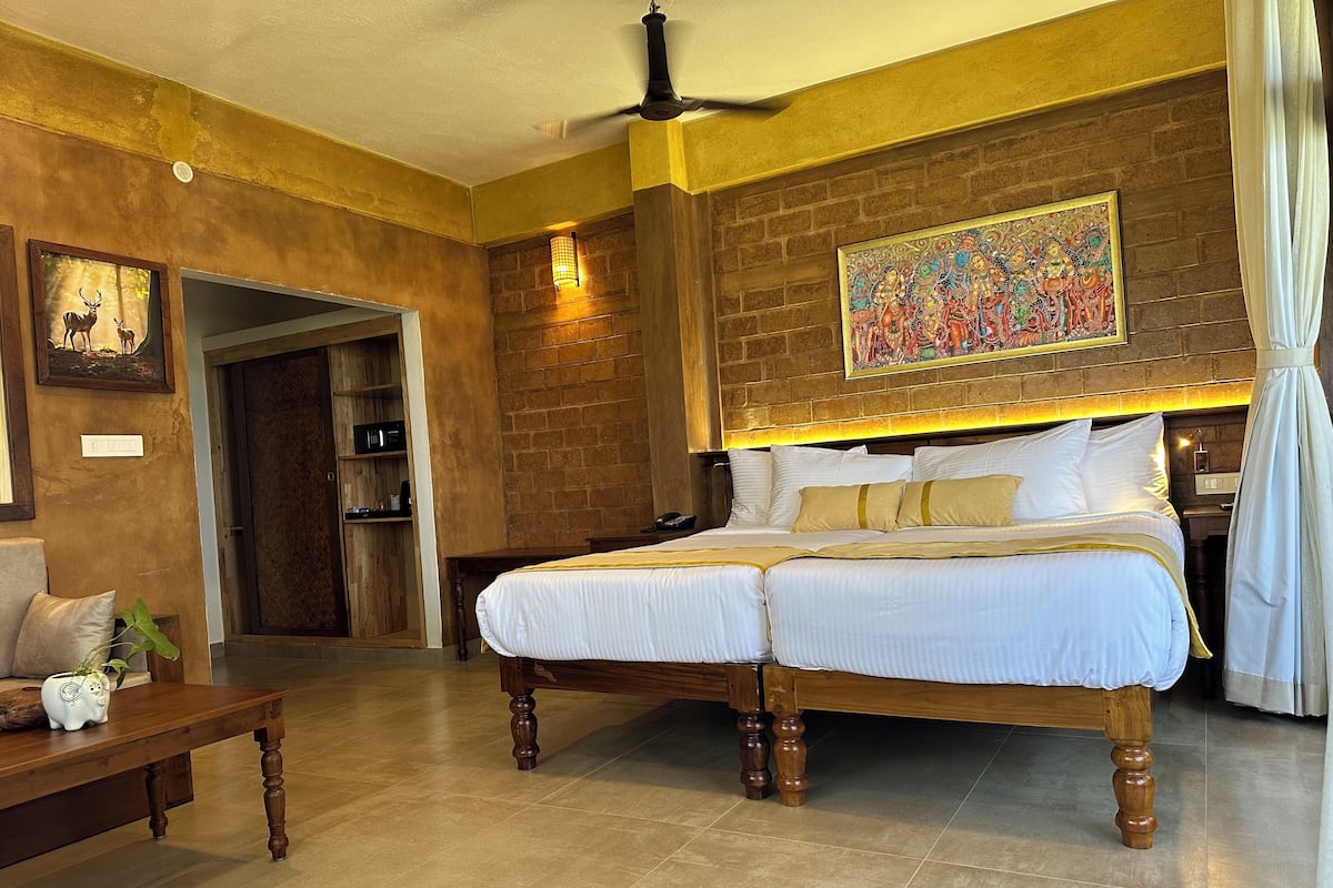 Premium Ayur Earth Ananta | Edredons de pluma, cofres nos quartos, escrivaninha